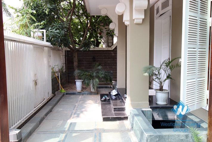 Spacious house with open living room and nice bathrooms to rent in Ciputra